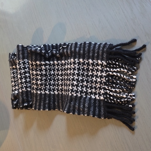 Charter Club Luxury 100% Cashmere Soft black/White Cozy Neutral Scarf - Picture 1 of 7
